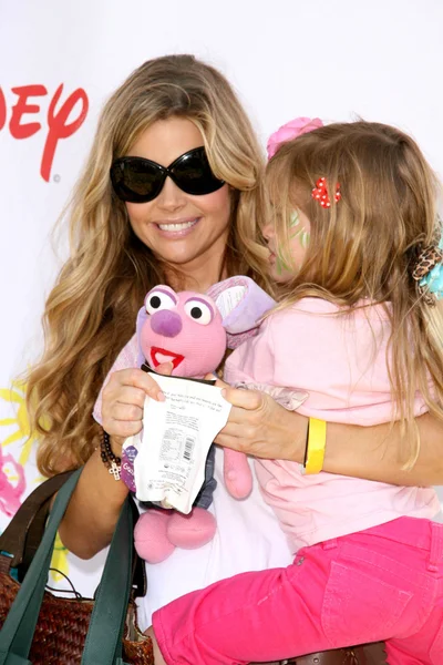 Denise Richards and daughter Lola — Stok fotoğraf