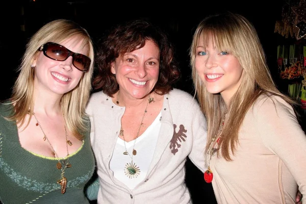Courtney Peldon with Sharon Glasser and Ashley Peldon at the launch party for Ashley And Courtney Peldon's Starring...! Fragrances. Whole Foods Market, West Hollywood, CA. 12-02-07 — Φωτογραφία Αρχείου