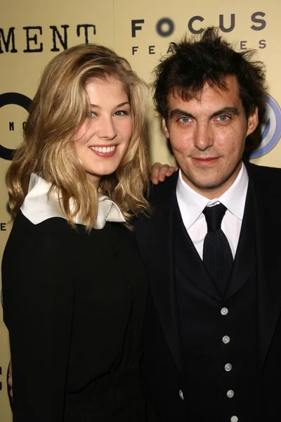 Rosamund Pike and Joe Wright — Stock Photo, Image