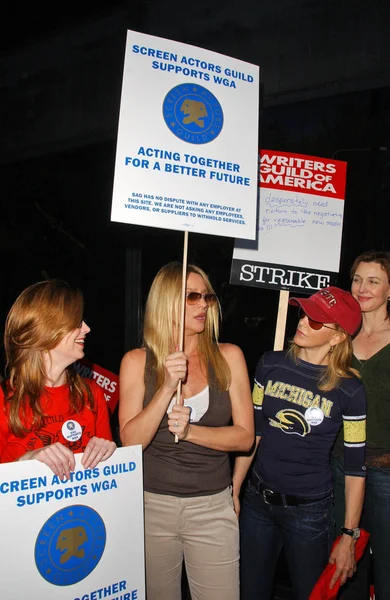 Dana Delany and Nicollette Sheridan with Felicity Huffman and Brenda Strong — Stok fotoğraf