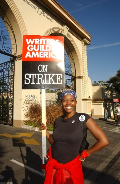 Erika Alexander at the Writers Guild of America Picket Line in front of Paramount Studios. Hollywood, CA. 12-12-07 — Stock Photo, Image