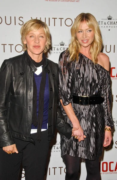 Ellen DeGeneres y Portia de Rossi en la Gala de Apertura de MURAKAMI. MOCA, Los Ángeles, CA. 10-28-07 —  Fotos de Stock