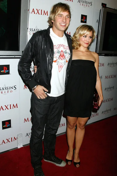 Ryan Hansen e Kristen Bell — Fotografia de Stock