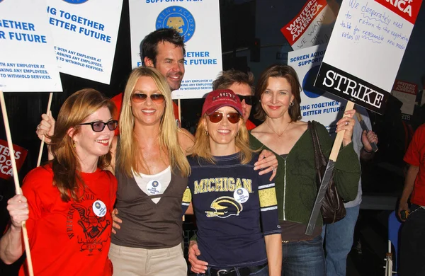 Dana Delany and Nicollette Sheridan with Felicity Huffman and Brenda Strong — Stok fotoğraf