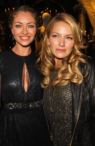 Rebecca Gayheart and Becki Newton at the Grand Opening of Monique Lhuillier's New Boutique. Monique Lhuillier, Los Angeles, CA. 10-10-07 — Zdjęcie stockowe