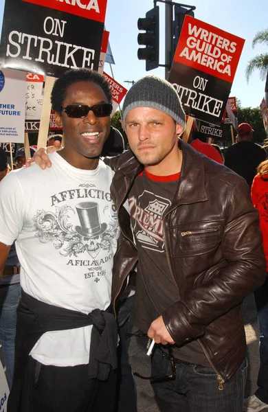 Isaiah Washington and Justin Chambers at the Writers Guild of America Picket Line in front of Paramount Studios. Hollywood, CA. 12-12-07 — Stock Photo, Image
