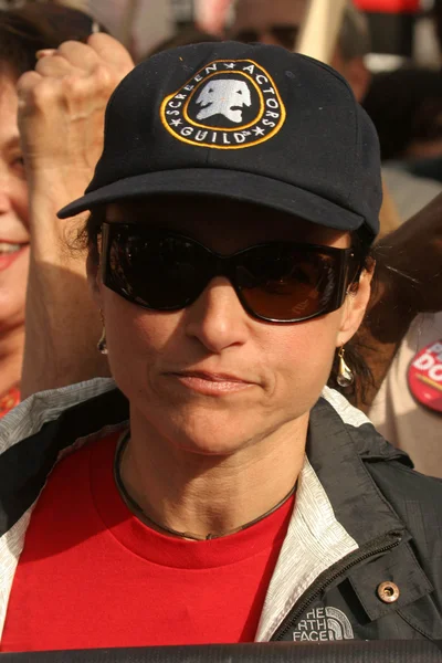 Julia Louis-Dreyfus Hollywood Bulvarı 'nda Amerika Yazarlar Derneği protestosunda. Hollywood, CA. 11-20-07 — Stok fotoğraf