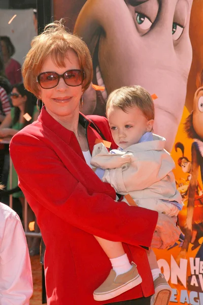 Carol Burnett y su nieto — Foto de Stock