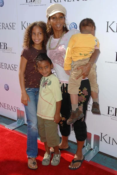 Holly Robinson Peete and familyat the Kinerase Skincare Celebration On The Pier hosted by Courteney Cox to benefit the EV Medical Research Foundation. Santa Monica Pier, Santa Monica, CA. 09-29-07 — Stock Photo, Image