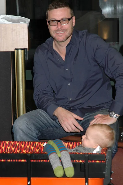 Dean McDermott and his son Liam — ストック写真