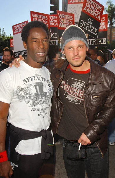 Isaiah Washington and Justin Chambers at the Writers Guild of America Picket Line in front of Paramount Studios. Hollywood, CA. 12-12-07 — Stock fotografie