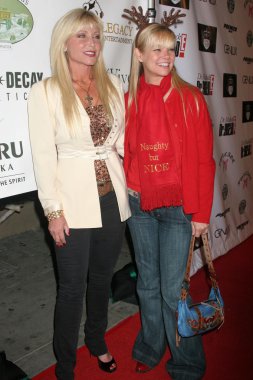 Pamela Bach ve Julie Mccullough Fulcage moda ve Charity olay tek anne Vakfı yararına. Blvd3, Hollywood, Ca. 12-05-07