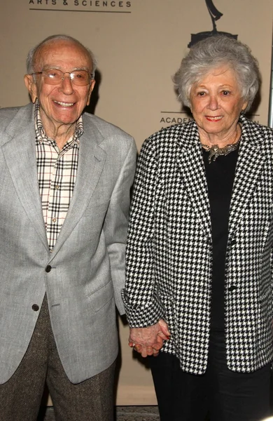 Sherwood Schwartz und Ehefrau milde gestimmt — Stockfoto