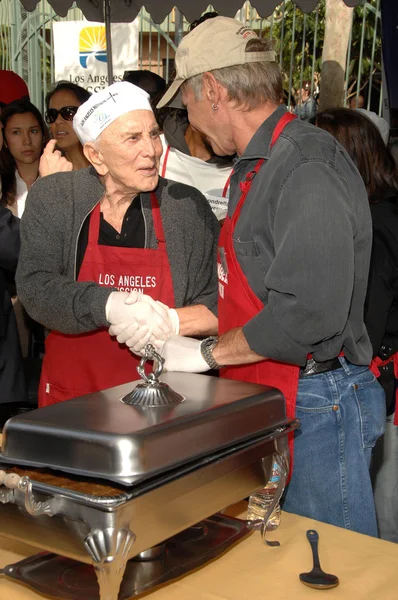 Kirk Douglas e Harrison Ford no jantar de Acção de Graças para os sem-abrigo da Missão de Los Angeles. L.A. Mission, Los Angeles, CA. 10-21-07 — Fotografia de Stock