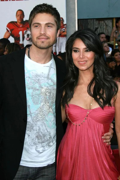 Eric Winter and Roselyn Sanchez at the world premiere of "The Game Plan". El Capitan Theater, Hollywood, CA. 09-23-07 — Stock Photo, Image
