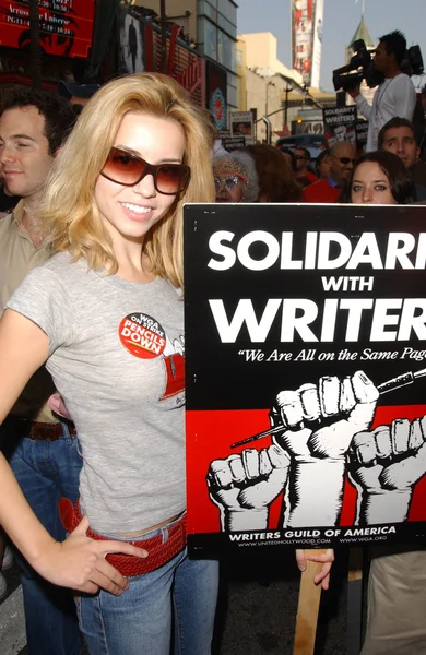 Masiela Lusha at a Writers Guild of America protest on Hollywood Boulevard. Hollywood, CA. 11-20-07 — Stockfoto