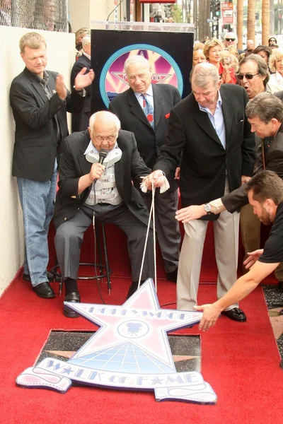 Johnny Grant com Mel Brooks e Alan Ladd Jr.na cerimônia de premiação homenageando Alan Ladd Jr. com uma estrela na Calçada da Fama de Hollywood. Hollywood Blvd., Hollywood, CA. 09-28-07 — Fotografia de Stock