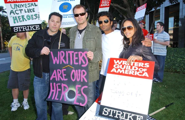Cast van "Heroes" bij de Writers Guild of America Picket line voor Universal Studios. Universal City, ca. 12-11-07 — Stockfoto