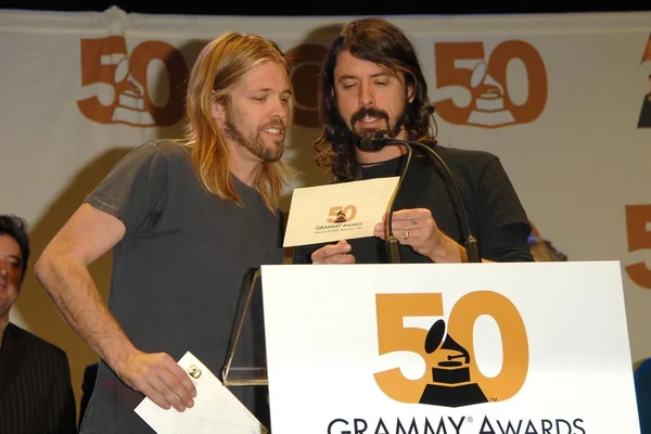 Taylor Hawkins con Taylor Swift y Dave Grohl — Foto de Stock