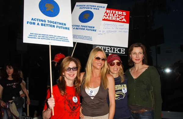 Dana Delany and Nicollette Sheridan with Felicity Huffman and Brenda Strong — Zdjęcie stockowe