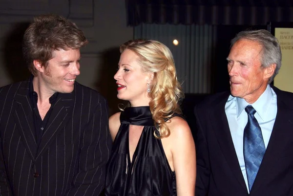 Kyle Eastwood met Alison Eastwood en Clint Eastwood bij de Los Angeles premiere van "Rails en banden". Steven J. Ross theater, Burbank, Ca. 10-23-07 — Stockfoto