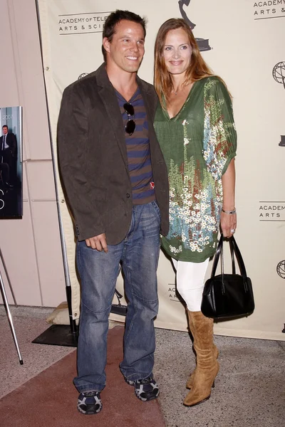 ディラン・ブルーノと妻のエメリは、テレビ芸術科学アカデミーが発表した「Numb3rs」と一緒に夜を過ごしました。テレビ芸術科学アカデミー, ハリウッド, Ca. 09-24-07 — ストック写真