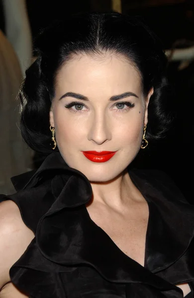 Dita Von Teese at the Grand Opening of Monique Lhuillier's New Boutique. Monique Lhuillier, Los Angeles, CA. 10-10-07 — 图库照片