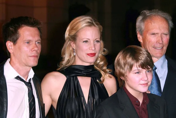 Kevin Bacon e Alison Eastwood com Miles Heizer e Clint Eastwood na estréia de Los Angeles de "Rails And Ties". Steven J. Ross Theatre, Burbank, CA. 10-23-07 — Fotografia de Stock