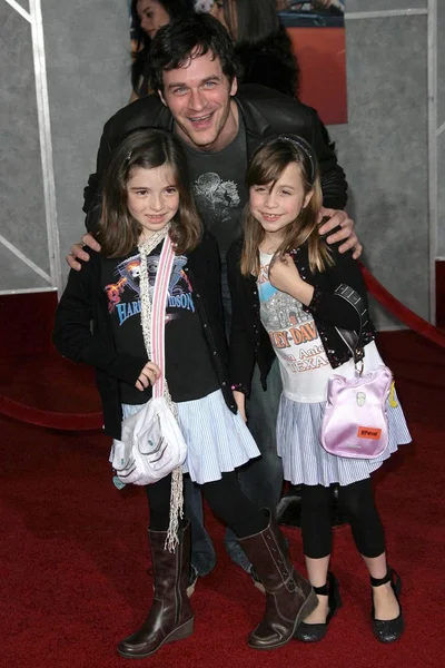 Tom Everett Scott y sus hijas — Foto de Stock