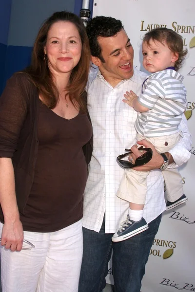 Fred Savage with wife Jennifer and son Oliver — Stockfoto