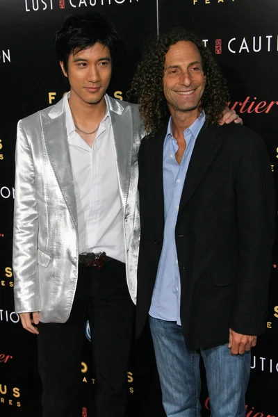 Lee-Hom Wang en Kenny G in de première van "lust voorzichtigheid" in Los Angeles. Academy of Motion Picture Arts and Sciences, Beverly Hills, ca. 10-3-07 — Stockfoto