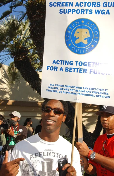Isaiah Washington at the Writers Guild of America Picket Line in front of Paramount Studios. Hollywood, CA. 12-12-07 — Stockfoto
