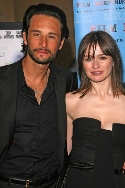 Rodrigo Santoro and Emily Mortimer — Stock Photo, Image