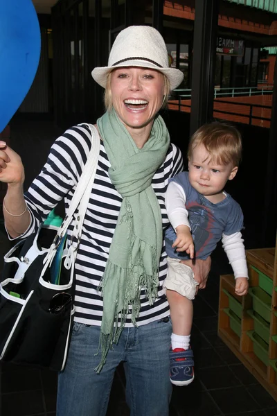 Julie Bowen, és fia, Oliver — Stock Fotó