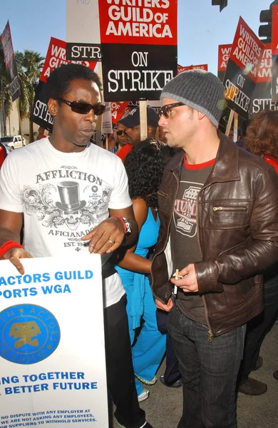Isaiah Washington and Justin Chambers at the Writers Guild of America Picket Line in front of Paramount Studios. Hollywood, CA. 12-12-07 — Stock fotografie