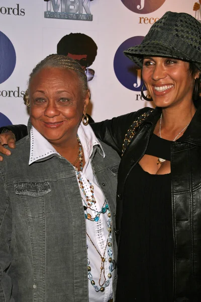 Nicole Ari Parker and her mother at a one night only performance by Alicia Keys. Bellavardo Studios, Los Angeles, CA. 11-17-07 — 图库照片