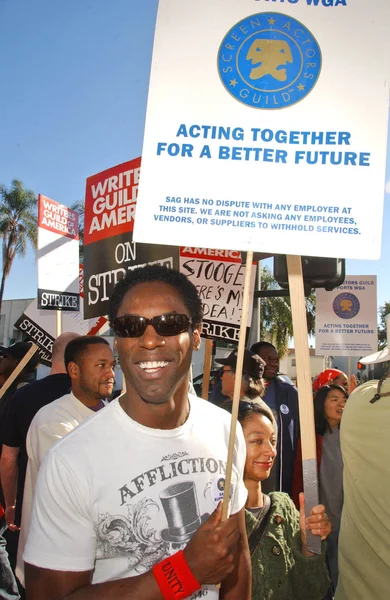 Isaiah Washington à la Writers Guild of America Picket Line devant Paramount Studios. Hollywood, Californie. 12-12-07 — Photo