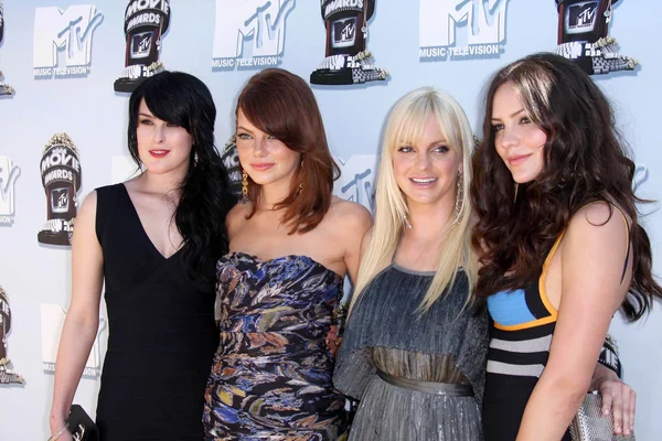 Rumer Willis y Emma Stone con Anna Faris y Katharine McPhee — Foto de Stock