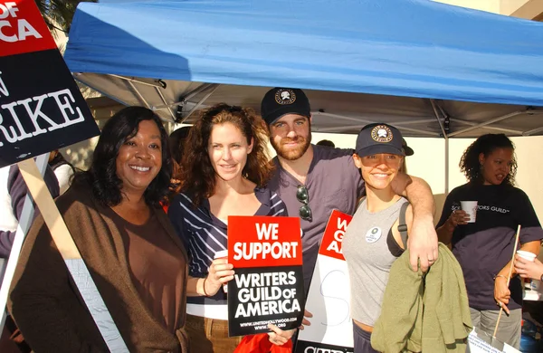 Shonda rhimes und amy brenneman mit paul edelstein und kadee strickland — Stockfoto