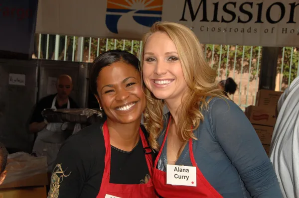 Nia Long and Alana Curry at the Los Angeles Mission's Thanksgiving Dinner For the Homeless. L.A. Mission, Los Angeles, CA. 10-21-07 — Stock Photo, Image