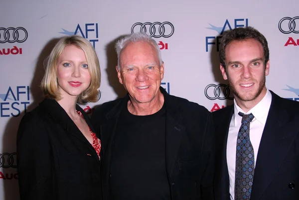 Malcolm mcdowell und familie bei der afi fest 2007 premiere von "southland tales". Lichtspielhäuser, Hollywood, ca. 07-02-11 — Stockfoto