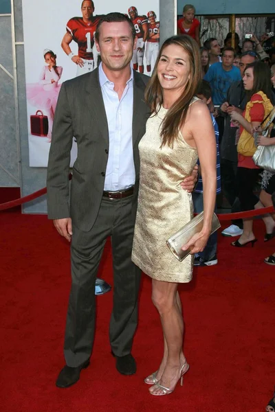 Paige Turco ve Jason O'Mara "Oyun Planı"nın dünya prömiyerinde. El Capitan Tiyatrosu, Hollywood, Ca. 09-23-07 — Stok fotoğraf