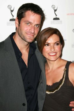 Peter Hermann ve Mariska Hargitay 59 Yıllık Emmy Ödülleri adayı resepsiyon. Pasifik Tasarım Merkezi, Los Angeles, Ca. 09 / 14 / 07