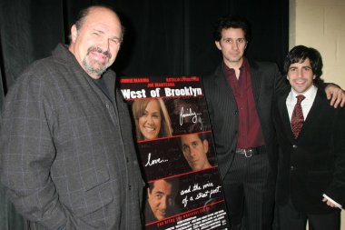 witte Pasen konijn zit met mandje met gekleurde eieren op houten tafel