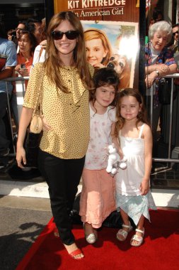 Rachel bilson kız kardeşi ve arkadaşı ile