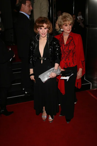 Kat Kramer y Karen Kramer en el estreno de Los Ángeles de The Great Debaters. Arclight Cinerama Dome, Hollywood, CA. 12-11-07 — Foto de Stock