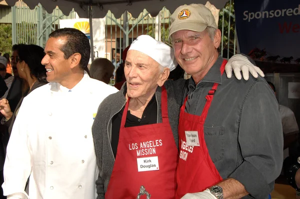 Pormestari Antonio Villaraigosa Kirk Douglasin ja Harrison Fordin kanssa Los Angelesin lähetystön kiitospäivän illallisella kodittomille. L.A. Mission, Los Angeles, CA. 10-21-07 — kuvapankkivalokuva