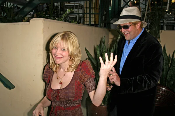 Courtney Peldon y Jason Davis delan la fiesta de lanzamiento de "¡Starring...!" Fragancias y joyería "Charmed", beneficiando a Tree. Whole Foods Lifestyle Store, Los Angeles, Ca. 04-21-08 — Foto de Stock