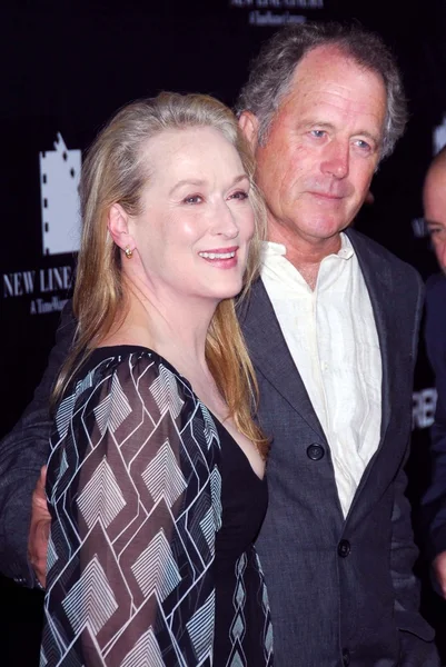 Meryl Streep och make Don vid Los Angeles premiären av "överlämnandet". Academy of Motion bildkonst och vetenskap, Beverly Hills, ca. 10-10-07 — Stockfoto