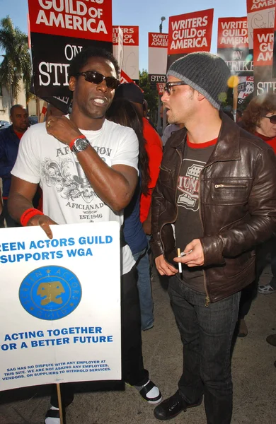 Isaiah Washington dan Justin Chambers di Writers Guild of America Picket Line di depan Paramount Studios. Hollywood, CA. 12-12-07 — Stok Foto